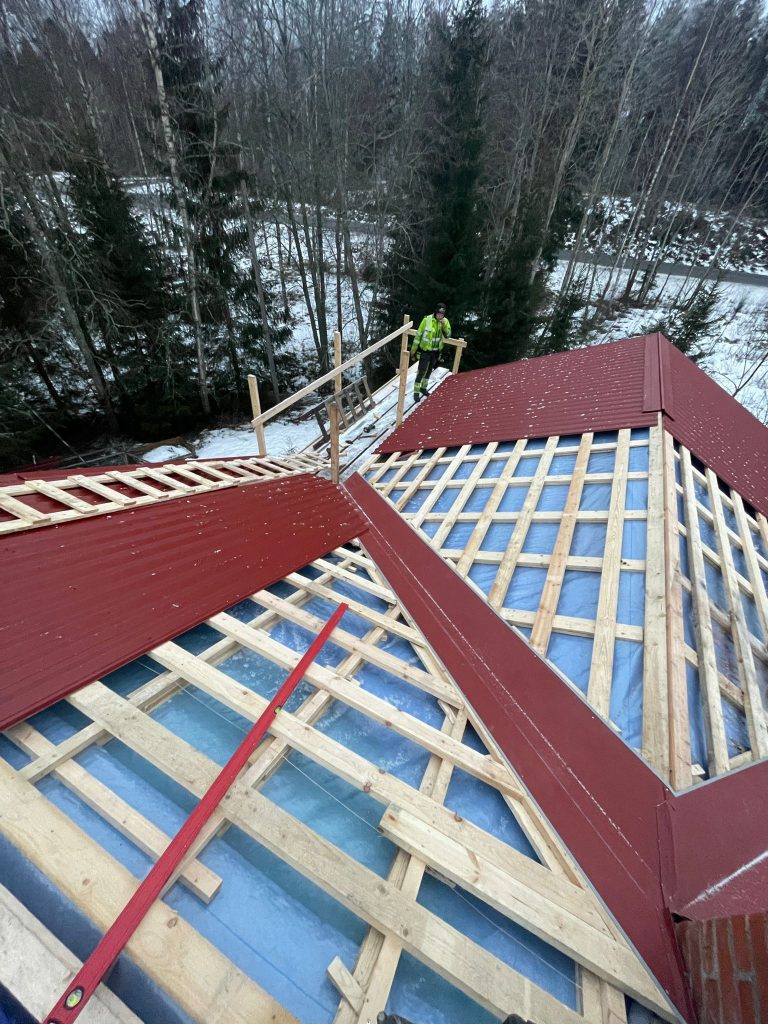 Yläpohjan tuuletus ja läpivientien tarkastus kattokorjauksen aikana